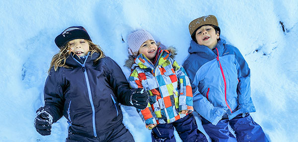 ropa para viajar a la nieve con niños
